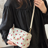 Sac à bandoulière imprimé fraises avec fermeture éclair, doublure en polyester, forme cartable pour femme, idéal pour les voyages