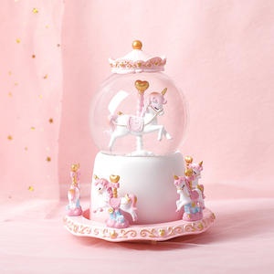 ลูกแก้วเรซิ่นหมุนได้ ลายการ์ตูนน่ารักสไตล์สาวหวาน ยี่ห้อ Yiyu พร้อมดนตรีแบบกำหนดเอง เล่นได้ 30 วินาที เหมาะสำหรับตกแต่งโต๊ะทำงาน - Product Image 1