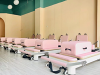 Lit de Pilates Reformer en alliage d'aluminium rose de haute qualité, certifié CE, avec grande plateforme, pouvant être rangé verticalement