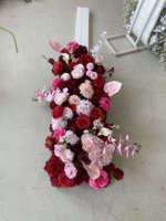 Chemin de table avec centre de table en fleurs artificielles roses et rouges pour décoration de mariage