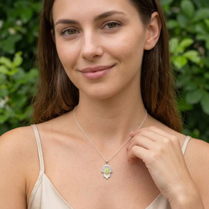 Colgante Hamsa de Peridoto Natural de 5mm con Engaste de Bisel, Plata de Ley 925 Bañada en Rodio, Joyería Espiritual Hecha a Mano con Piedras Preciosas, OEM ODM - Product Image 6