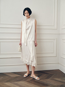 Jupe en satin taille basse personnalisée Printemps 2026 - Jupe sexy asymétrique avec insert en dentelle, OEM/ODM par l'usine de vêtements chinoise - Product Image 4