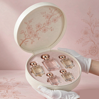 Coffret Cadeau Parfum Coque en Papier Texturé Crème Semi-circulaire avec Insert Rose Flocqué Intérieur Fleur de Cerisier Doré Rose 6 Pièces