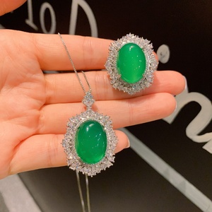Juego de Joyería Minimalista de Lujo con Circonita Verde de Alta Calidad de 15*20 mm, Collar y Aretes de Cobre Ecológicos - Product Image 1