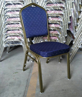 Chaise de banquet moderne empilable en métal avec cadre doré et argenté, tissu bleu et rouge, pour hôtel et mariage