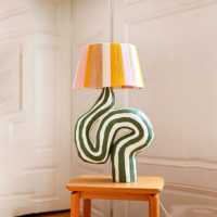 Lampe de bureau moderne de luxe au design abstrait géométrique en résine avec LED et abat-jour en tissu, design simple pour salon