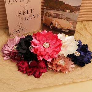 Diadema de flores de varias capas con centro de perlas, accesorios para el cabello para bodas, ropa, zapatos, sombreros y decoraciones. - Product Image 1