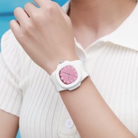 Montre-Bracelet Homme Sport Personnalisée Étanche en Polycarbonate Carrée Lumineuse, Quartz Analogique avec Bracelet en Silicone Bleu, Montre Tendance en Plastique
