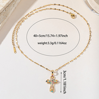 Collier Croix Creuse Doré avec Pendentif Breloque Religieuse Incrusté de Zircons Cubiques Ronds Multicolores pour Femmes Vente en Gros