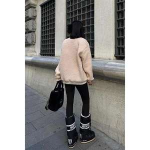 Sudadera de Forro Polar Sobe Color Piedra con Detalle en el Pecho de Mezclilla, Prenda Informal Transpirable para Mujer - Product Image 3