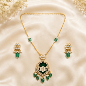 Ensemble collier et boucles d'oreilles en argent 925 avec pierres vertes et perles, design traditionnel pour femmes, bijoux élégants pour les fêtes - Product Image 4