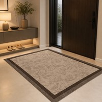 Tapis d'entrée aux tons terreux sophistiqués, motif feuilles imprimées encadrées, beige et marron, moderne et traditionnel, paillasson antidérapant