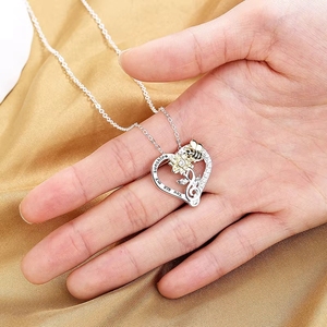 Collana Girasole 'You Are My Sunshine' <span class=keywords><strong>per</strong></span> Figlia e <span class=keywords><strong>Mamma</strong></span>, Ciondolo a Cuore con Ape, Gioiello Affascinante, <span class=keywords><strong>Regalo</strong></span> <span class=keywords><strong>per</strong></span> il Compleanno o l'Anniversario - Product Image 2
