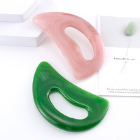 Outil de massage Gua Sha personnalisé en résine verte et rose pour le corps, idéal pour le dos, le cou, le visage, les jambes et le drainage lymphatique en spa et beauté.