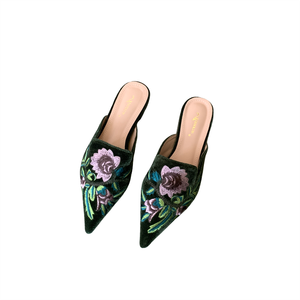 Mules de luxe en soie brodée pour femme, pantoufles d'intérieur confortables à motif floral avec bout pointu et lanières pour l'été - Product Image 6