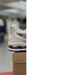 Chaussures de course rétro beige, argentées et noires, baskets décontractées respirantes en mesh pour hommes/femmes, baskets athlétiques de style vintage - Product Image 1
