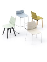 Chaise d'appoint moderne en polypropylène avec cadre chromé, empilable, pour café
