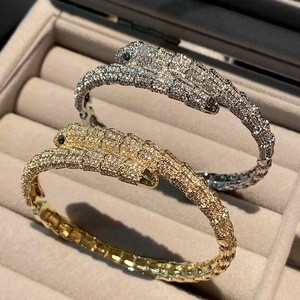 Bracelet croix rétro punk audacieux avec écailles de serpent et yeux verts réalistes, bijou tendance serpent yeux verts - Product Image 3