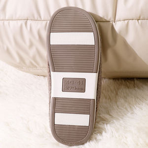 Nouvelles pantoufles personnalisées en PVC pour femmes, doublure en peluche, pantoufles de luxe pour femmes avec de bons produits - Product Image 5