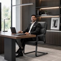 Chaise d'invité cantilever à cadre noir mat, dossier triple segment en cuir PU gris, base en traîneau, pour salle de réunion 2128