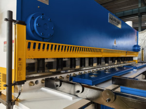 Automatic Hydraulic <strong>Shears</strong> <strong>Machine</strong> QC11K 8X3200 Guillotine Metal Cutting Equipment with Gear Motor PLC Core Components for Sale - Product Image 4