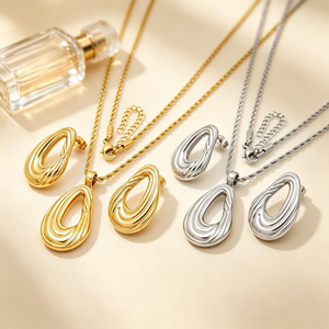 Ensemble de bijoux en forme de goutte d'eau polie à ligne incurvée, plaqué or 18 carats, en acier inoxydable, avec collier à chaîne réglable et clous d'oreilles, vente en gros en vrac - Product Image 1