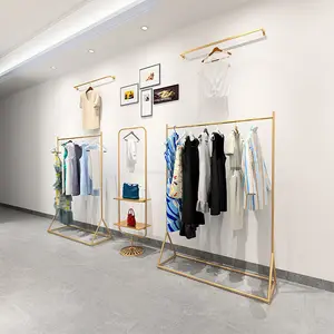 商店C服装展示架展示架上的移动服装展示金色壁挂衣架