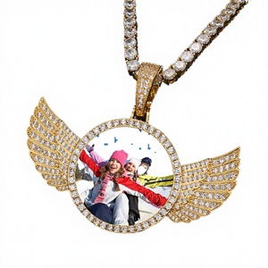 จี้รูปปีกนางฟ้าเล็กประดับเพชรโมอิสซาไนต์ชุบทองคำขาว 925 ยี่ห้อ NUOYA Hip Hop Ice  รับทำตามแบบ พร้อมรับรับรูปภาพ ผ่านการทดสอบเพชร ได้รับการรับรองจาก GRA - Product Image 3