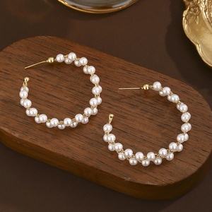 Pendientes de Perlas de Amor Chapados en Oro de 18K de Alta Gama para Mujer, Diseño Único, Fresco y Exagerado, Hechos de Latón y Cobre - Product Image 6
