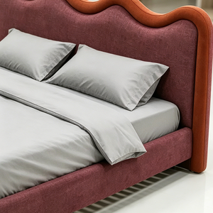 Letto Moderno con Struttura in Legno e Gambe Sottili in Metallo, Testiera Curva a Onda, Rivestimento in Tessuto Personalizzato per Camera da Letto e Villa - Product Image 6