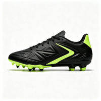 Chaussures de football ODM OEM personnalisées à crampons triangulaires en relief, bicolores noir et vert néon, semelle extérieure à crampons pour terrain ferme, amorti léger