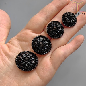 Nút may nhựa đen nhỏ lớn, thân hai lỗ, kiểu dáng độc đáo, có bốn kích cỡ: 28L, 32L, 36L, 40L, đường kính 18mm, 20mm, 23mm, 25mm. - Product Image 6