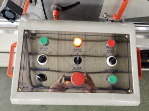 เครื่องเลื่อยตัดองศาอัตโนมัติคุณภาพสูงแบบสองหัว สำหรับงานผลิตหน้าต่างและประตู ใช้สำหรับตัดโปรไฟล์อลูมิเนียม พีวีซี และยูพีวีซี - Product Image 5