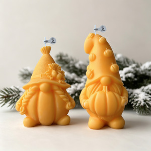 Vela aromática con diseño en relieve de calabaza y higuera, de cera de soja, con figura de gnomo de la cosecha, para regalo de otoño y Acción de Gracias. - Product Image 3