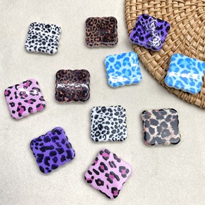 Perles plates carrées en acrylique à imprimé léopard avec trous droits pour la fabrication de sangles de téléphone, porte-clés, stylos et accessoires pour cheveux DIY - Product Image 2