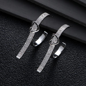 أقراط طارة كبيرة نصف دائرية من زركونيا المكعبة بتصميم نصف قلب للنساء ، مجوهرات زفاف بوكل دي أورييل - Product Image 2