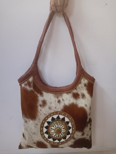 Bolso Tote de Hombro Casual de Cuero Genuino Marrón Hecho a Mano para Mujer con Forro de Algodón Premium y Cierre de Cremallera Resistente - Product Image 2