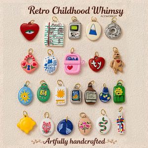 L'envie de jouir de la vie, à l'heure de la rétrogigue enfantine |   Pendentif en émail peint à la main en acier inoxydable plaqué or 18K PVD, imperméable, hypoallergénique, durable - Product Image 2