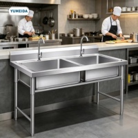 Évier commercial en acier inoxydable à double bac avec pieds réglables pour la mise en place en cuisine de restaurant
