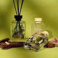 Vente en gros de cadeaux de luxe pour la Saint-Valentin bouteille en verre de parfum d'huiles essentielles aromatiques pour la maison diffuseur de roseaux avec bâtonnets