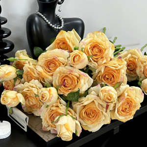 Bouquet de roses artificielles à 3 têtes, fleurs en soie à bords brûlés, arrangement pour la décoration de la maison et des mariages - Product Image 1