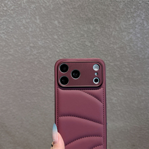Coque de téléphone 3D Skin Touch effet duvet pour iPhone 18 Pro Max 17 16 15 14 13, en tissu doux cerise foncé, antichoc - Product Image 5