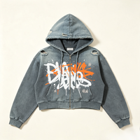 Sweat à capuche zippé court effet vieilli et déchiré, imprimé graffiti Kornit DTG effet peinture pulvérisée, strass brillants, ourlet brut, style streetwear