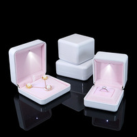 FORTE Boîte à Bijoux de Haute Qualité avec Spot Lumineux et Lumière LED, Emballage Personnalisé pour Bagues et Colliers avec Logo