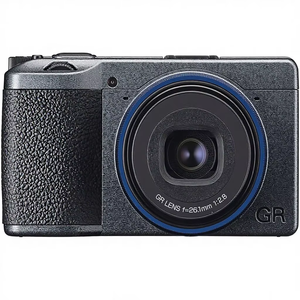 Appareil photo numérique compact Ri coh GR IIIx Urban Edition, corps gris métallisé avec anneau bleu marine - Product Image 1