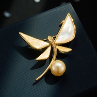Broche Libellule en Alliage de Laiton Plaqué Or Véritable, Finition Brossée, Imitation Nacre et Perle, Personnalisée en Gros par l'Usine, Luxe