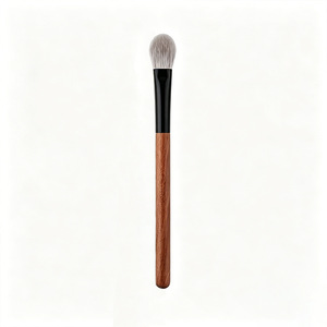 Brocha de maquillaje de pelo animal con mango de madera para iluminar y fijar el maquillaje, de un solo uso. - Product Image 2