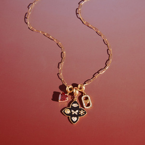 Collier en acier inoxydable 316 avec pendentif trèfle à quatre feuilles en cristal rouge et chaîne dorée, bijou cadeau - Product Image 4