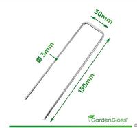 Toile anti-herbe en acier vert avec clous de fixation en U pour fixer la pelouse lors du jardinage