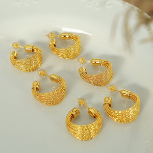 Juego de pendientes de aro dorados de lujo de varias capas para mujer, joyería de fiesta, diseño de líneas circulares, apertura no ajustable - Product Image 1